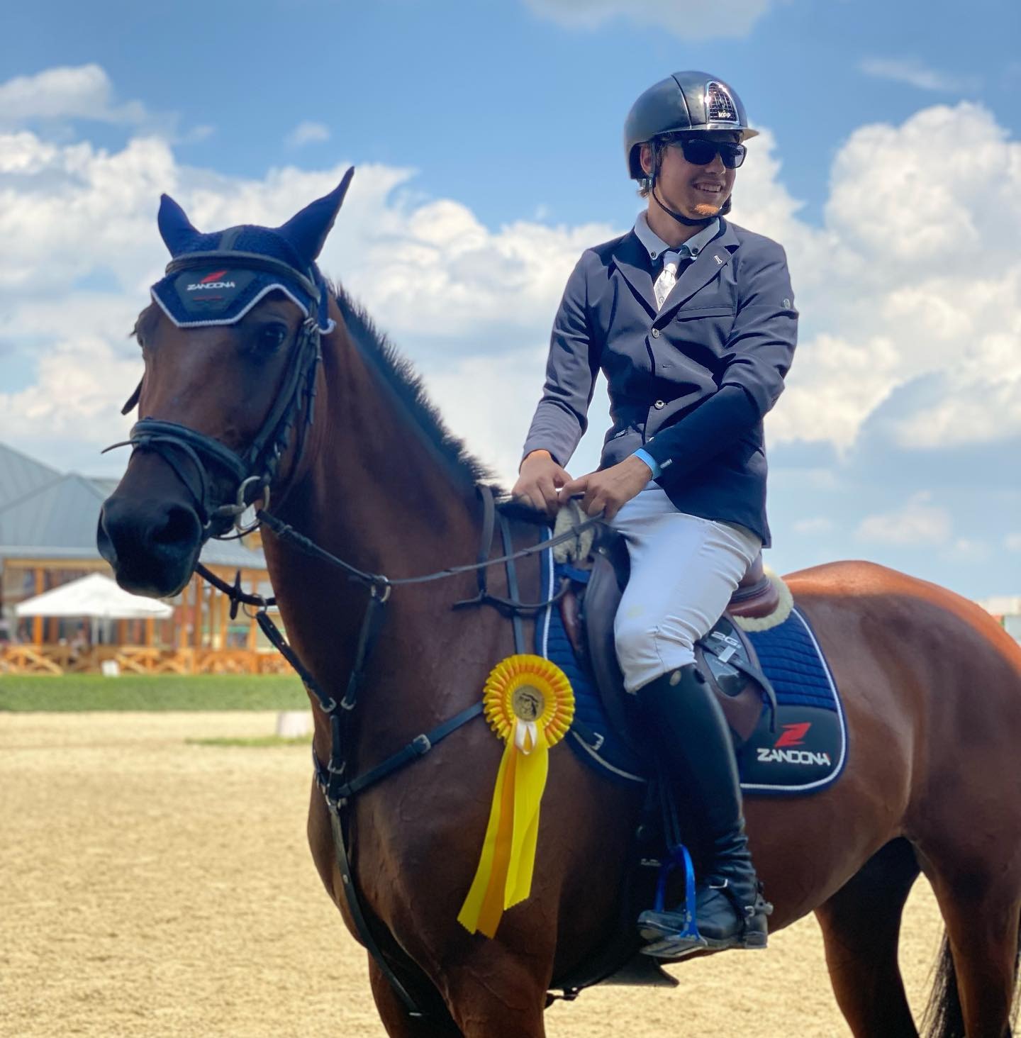 Kôň s jazdcom po úspechu v súťaži