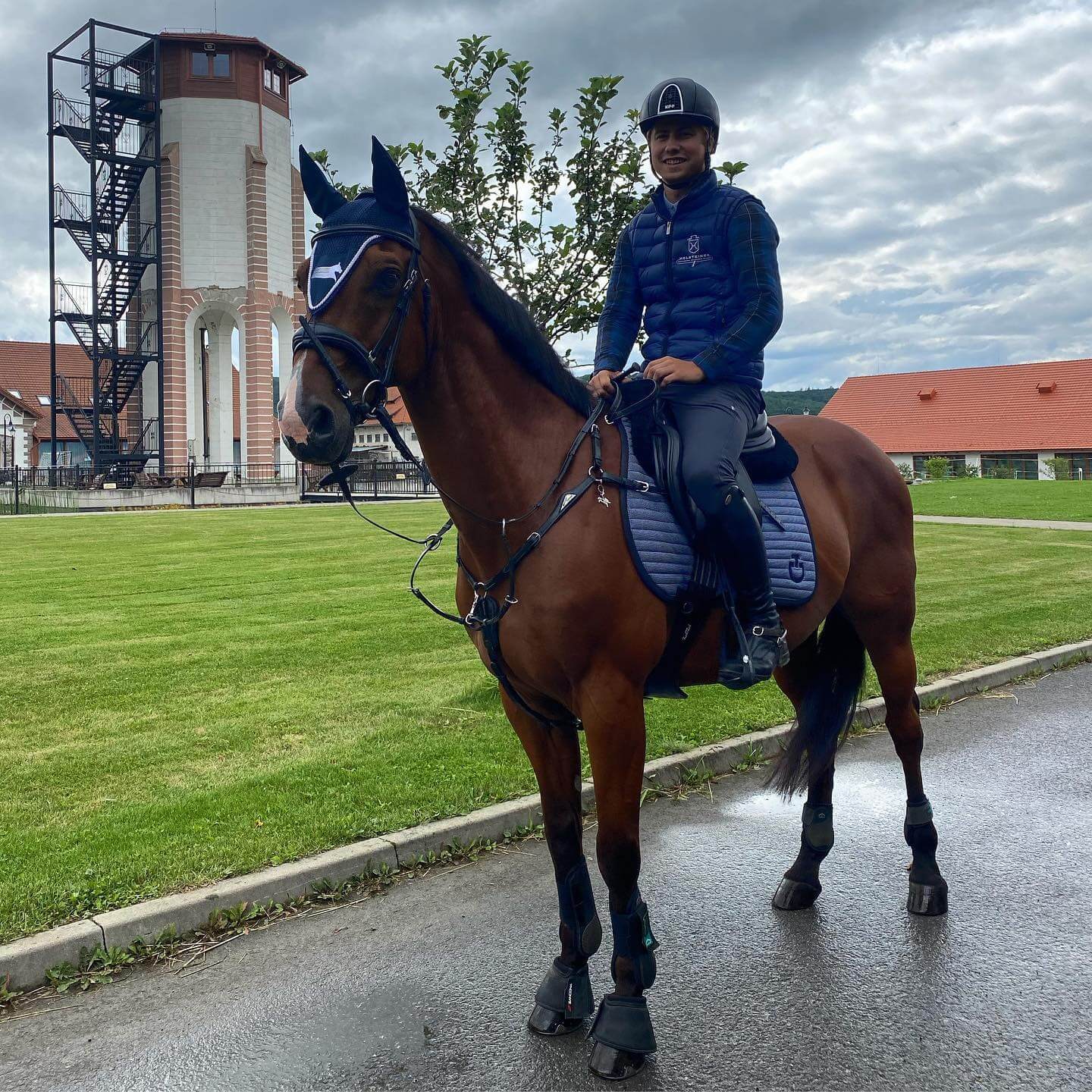 Kôň s jazdcom po umiestnení v súťaži